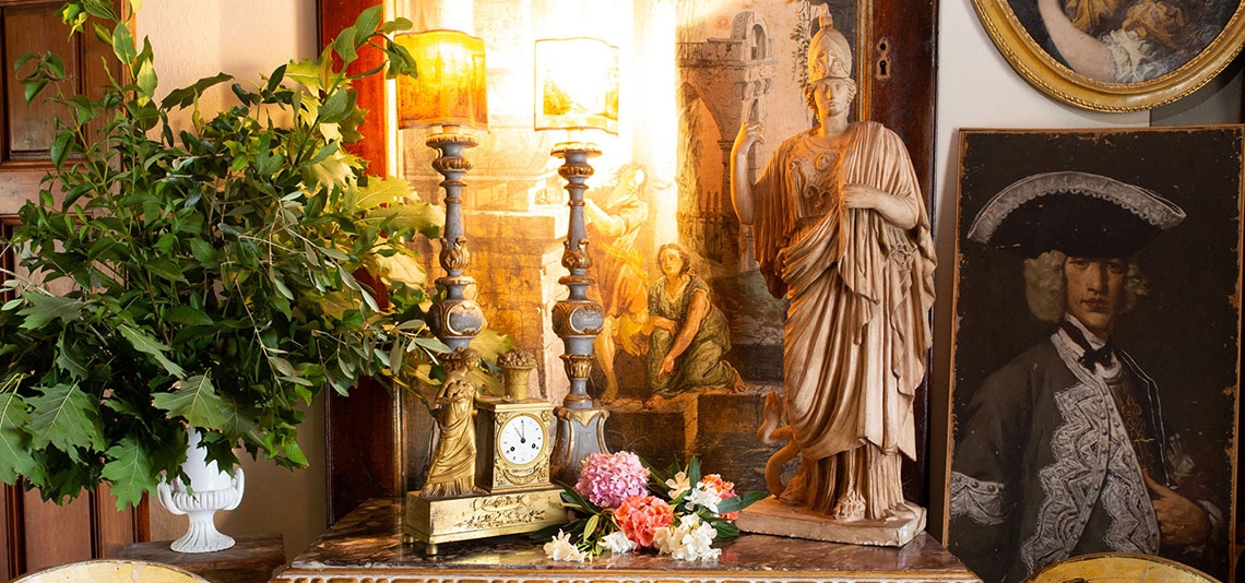 Arredi e Dipinti Dall'antica Fattoria Franceschini, in Parte Provenienti da Villa i Pitti