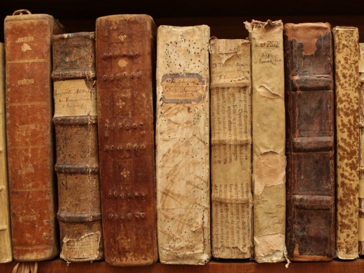 Una collezione di libri antichi