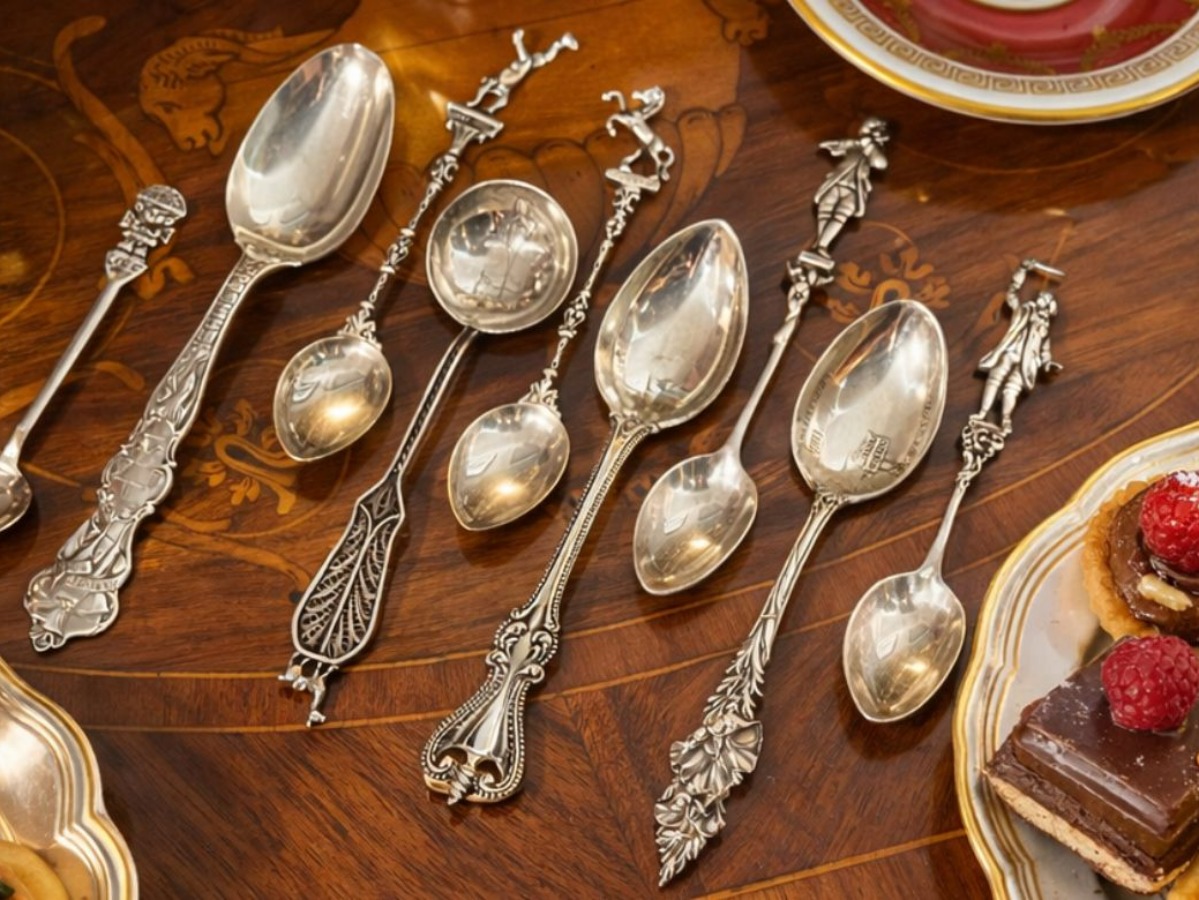 Una collezione di cucchiaini d'argento