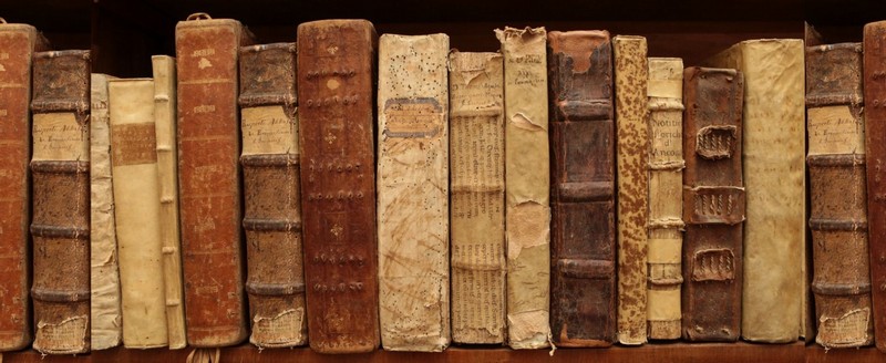 Una collezione di libri antichi