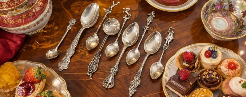 Una collezione di cucchiaini d'argento